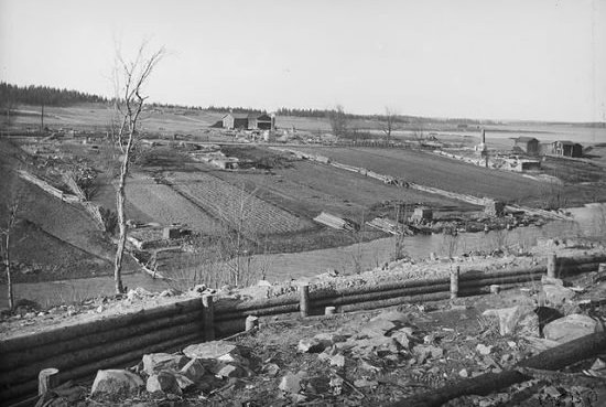 Purkamatonta juoksuhautaa Poukan luona