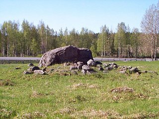 Muinaishaudan silm�kivi Lemp��l�n P�iv�niemess�