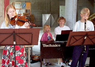 Pajunojien orkesteri harjannostajaisissa