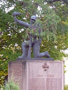 Rautalin: Sankarivainajien patsas